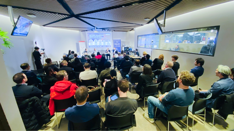 Crowd / full room shot